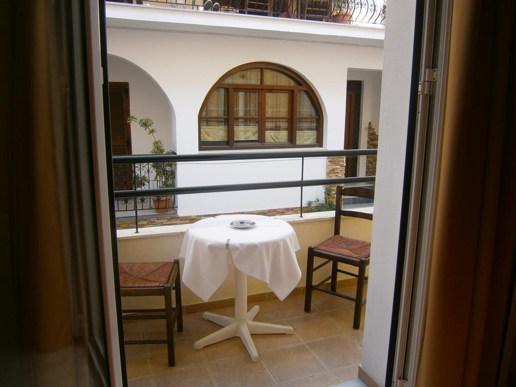 Hotel Pansion Chrisa à Skiathos Chora Extérieur photo